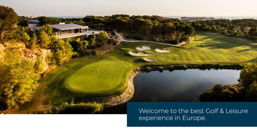 Infinitums klubbhus nr 2 är beläget på på höjden bakom 18 green på Hills gc, stort vattenhinder skyddar green.