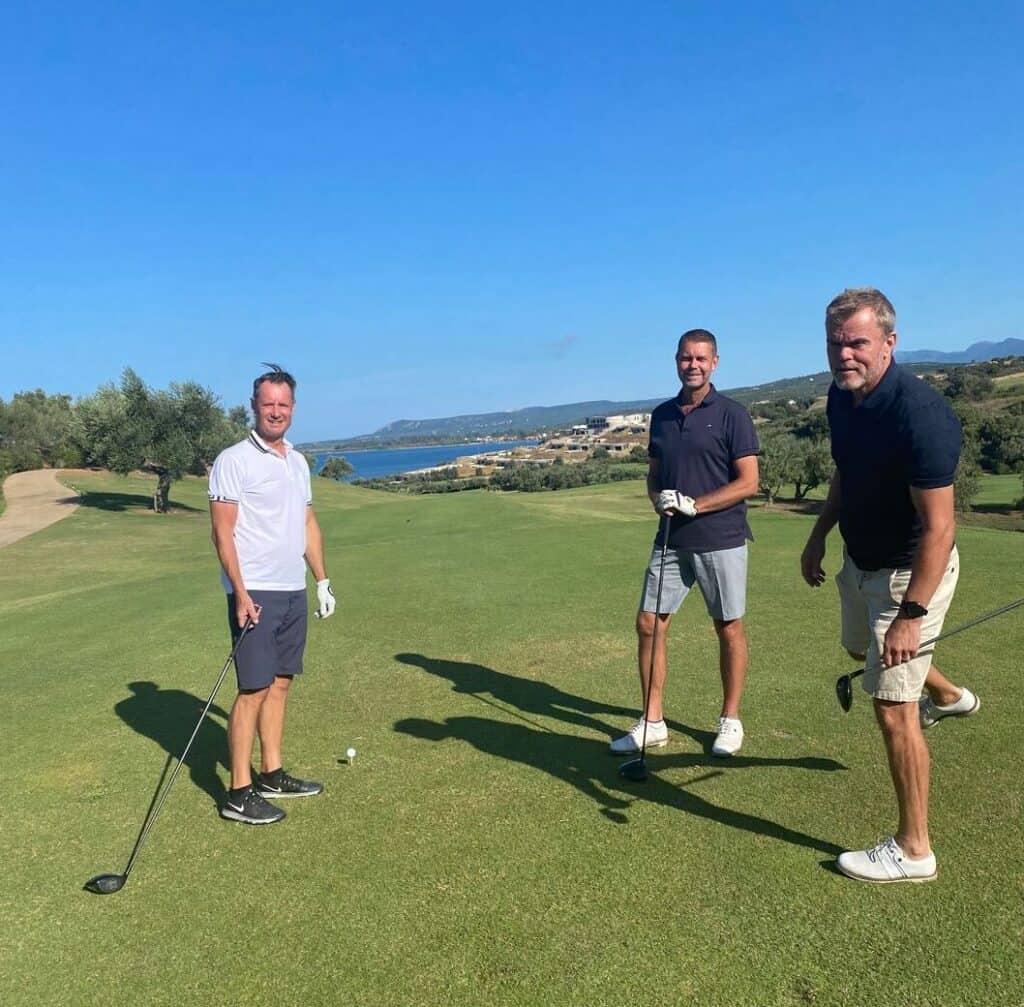 Grabbarna på Tee och ska precis slå ut på Costa Navarino