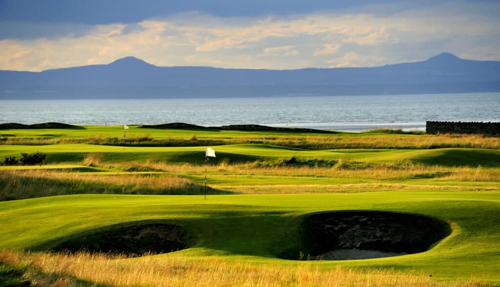 aktande pottbunkrar väntar på Craigielaw Golf Club.