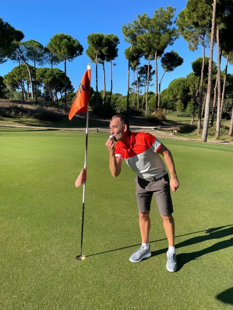 Jens firar efter Hio på Suneo Golf