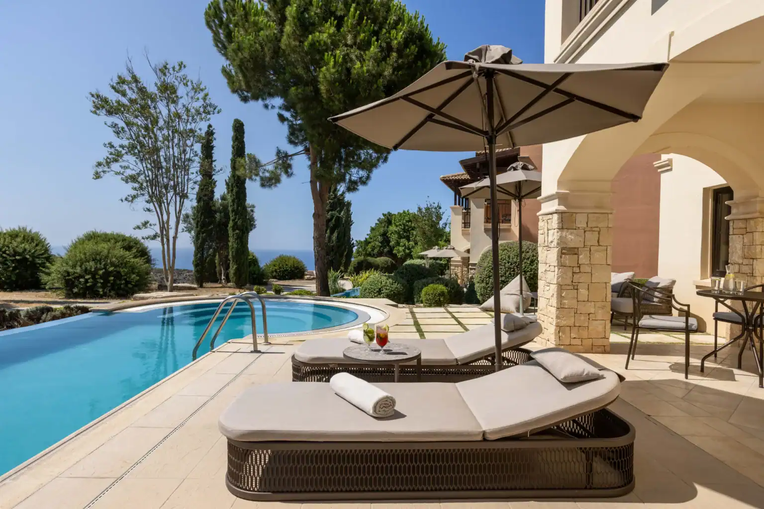 AH Hotel One Bedroom Suite Swim Up_11zon