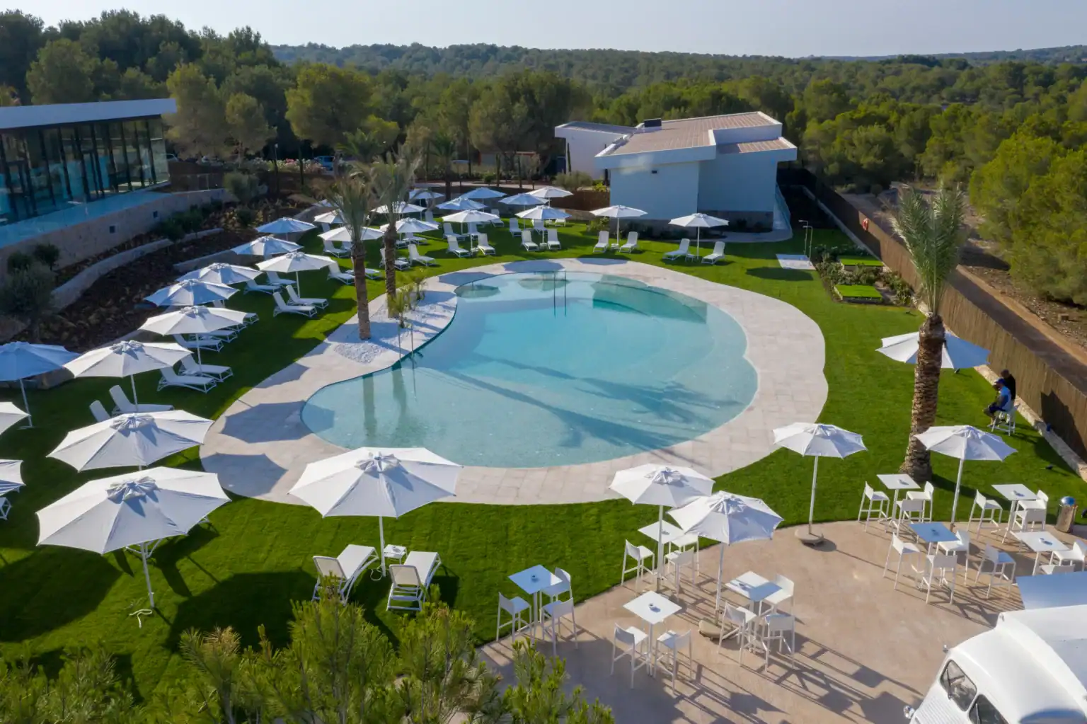 Poolområde vid boendet på Las Colinas Residences.