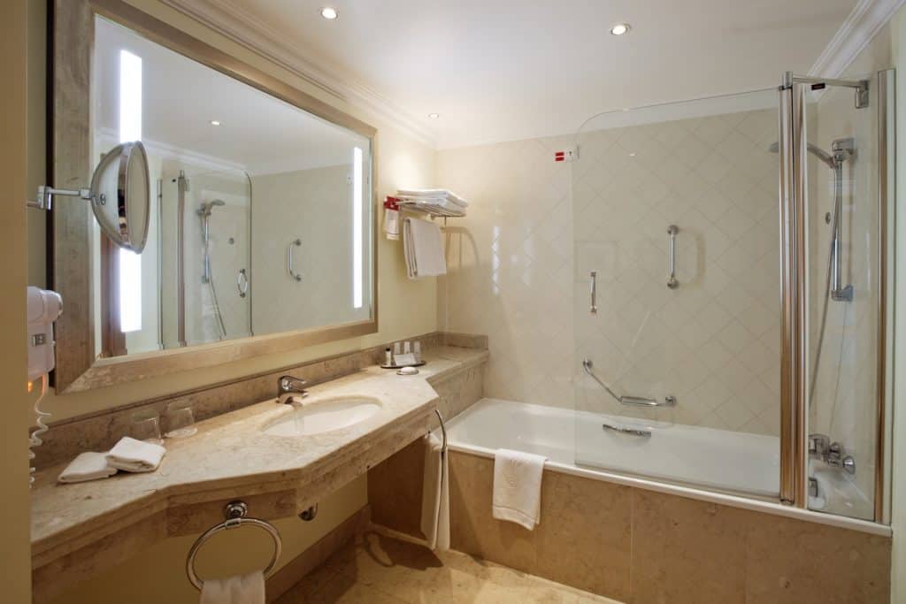 Marriott-PDR-Guest-room-Bathroom-Kopia-1024x683