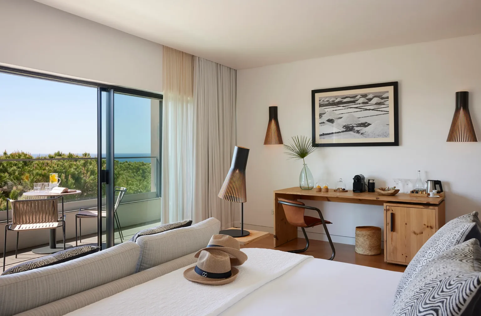 Rymliga och ljusa rum med havsutsikt på Octant Hotel Praia Verde.