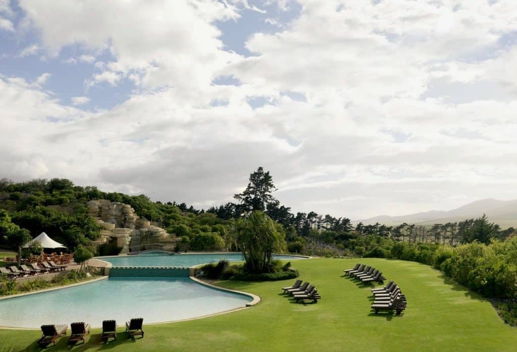 lux1371po-60714-Pool-with-Cascades-Waterfall-Kopia-1024x698