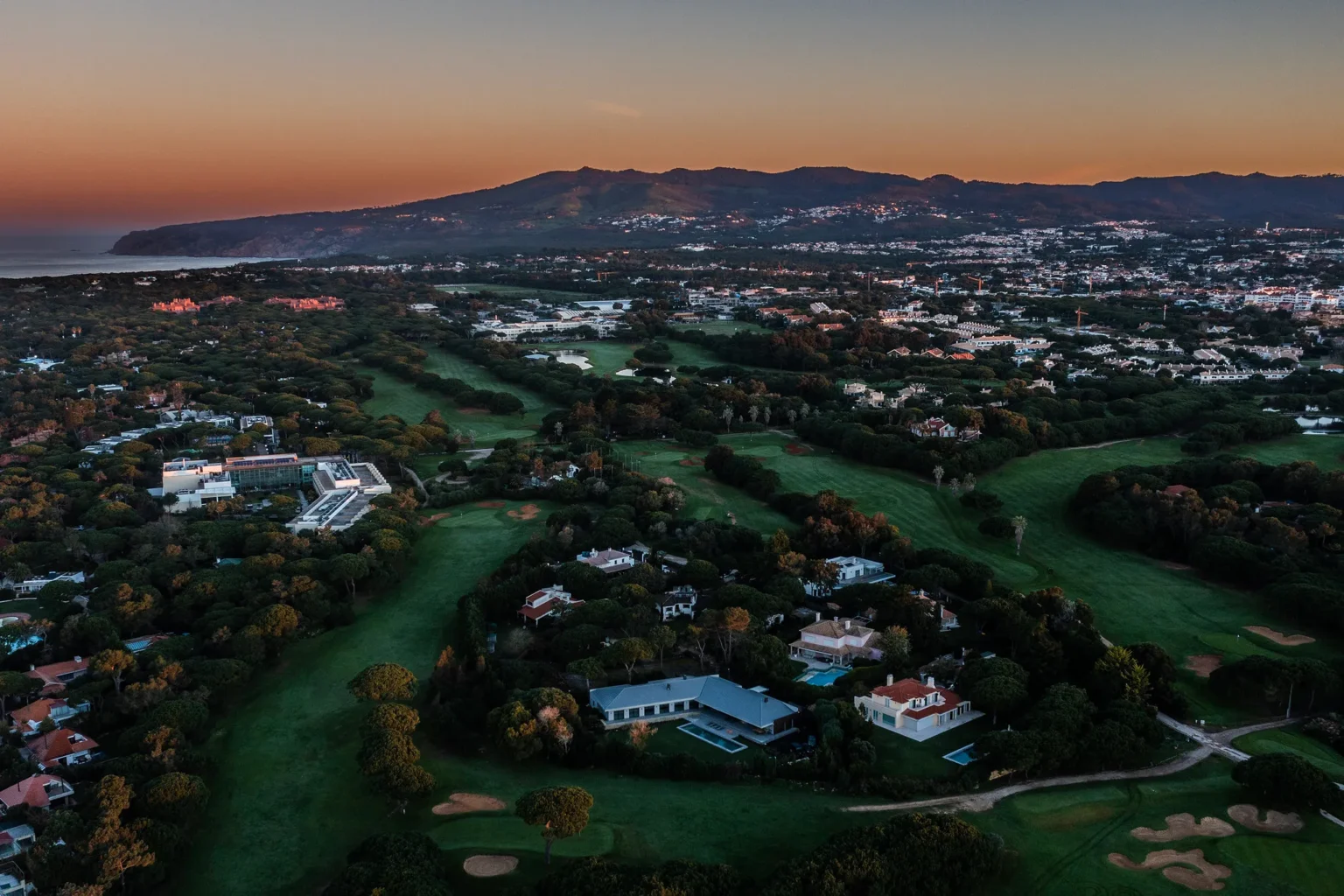Quinta da Marinha Golf Club är en Robert Trent Jones bana i parkmiljö. Några av hålen bjuder på vackra vyer över Atlanten.