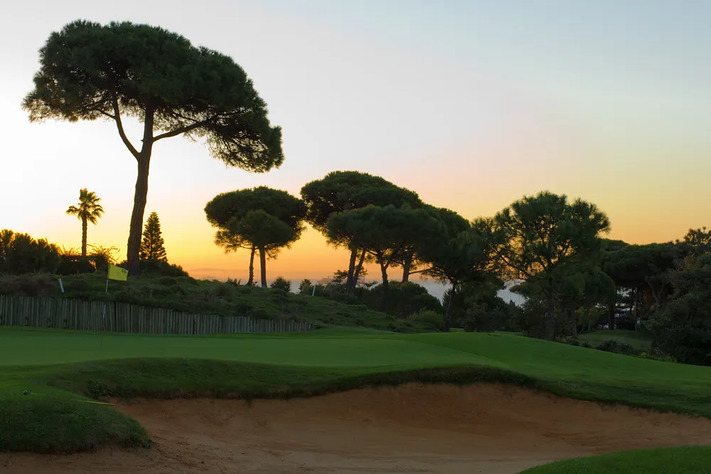 Quinta da Marinha golf med solnedgång.