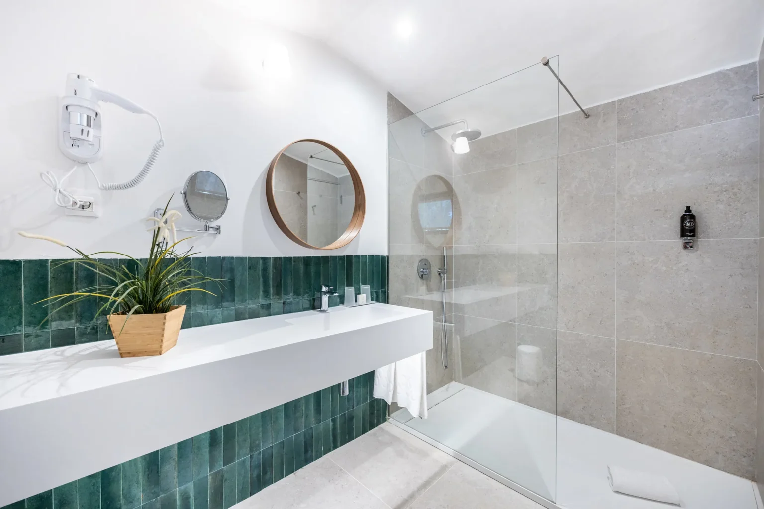 Radhusen är i två plan där de för två personer har sovrummet på andra plan och i radhusen för upp till 5 personer finns ett sovrum och en toalett på vardera plan.