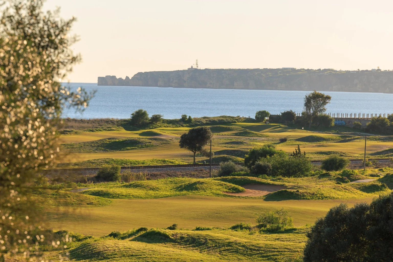 Palmares Golf är designad av Robert Trent Jones Jr och består av 3 stycken 9 håls slingor som heter Alvor, Lagos och Praia.