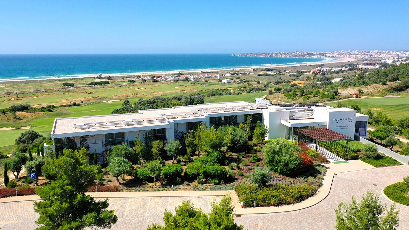 Palmares Beach Hotel ligger strategiskt mellan den lummiga golfbanan och det azurblå havet i Lagos.