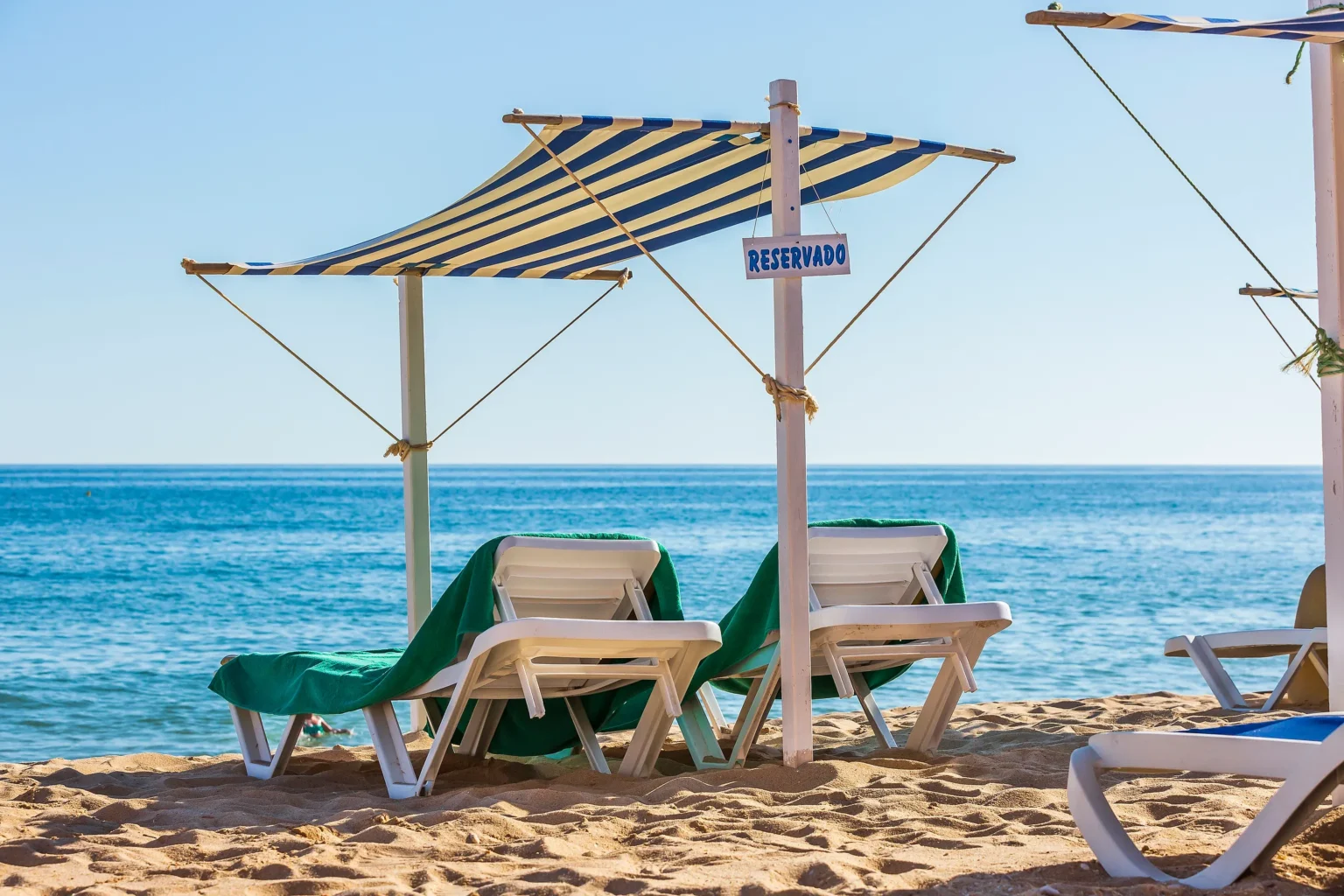 Privat strand på The Patio Suite Hotel.