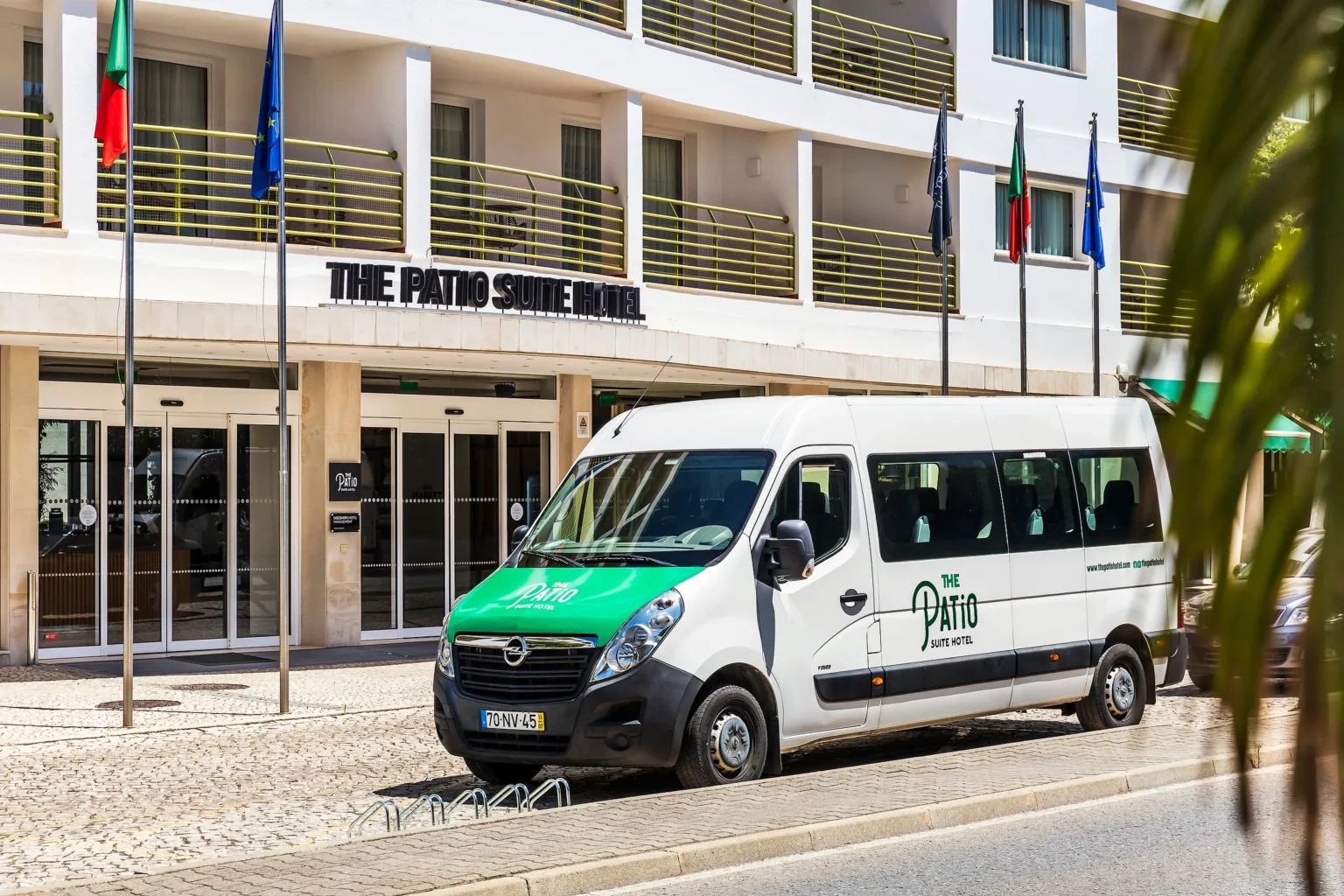 Shuttle som tar er mellan boende och golf på The Patio Suite Hotel.