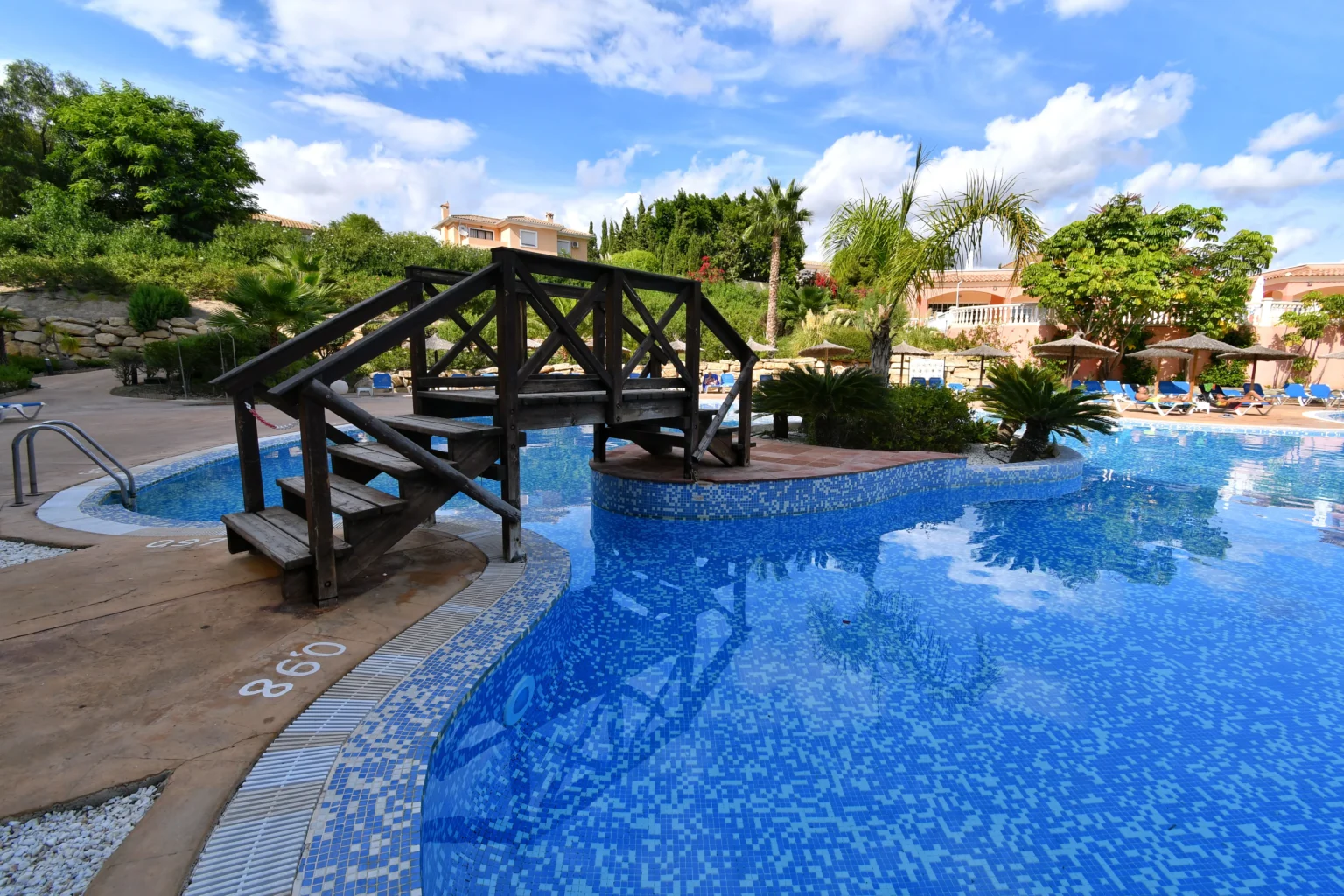 Bonalba Golf Resort erbjuder avkopplande utomhuspool och solgoa platser.