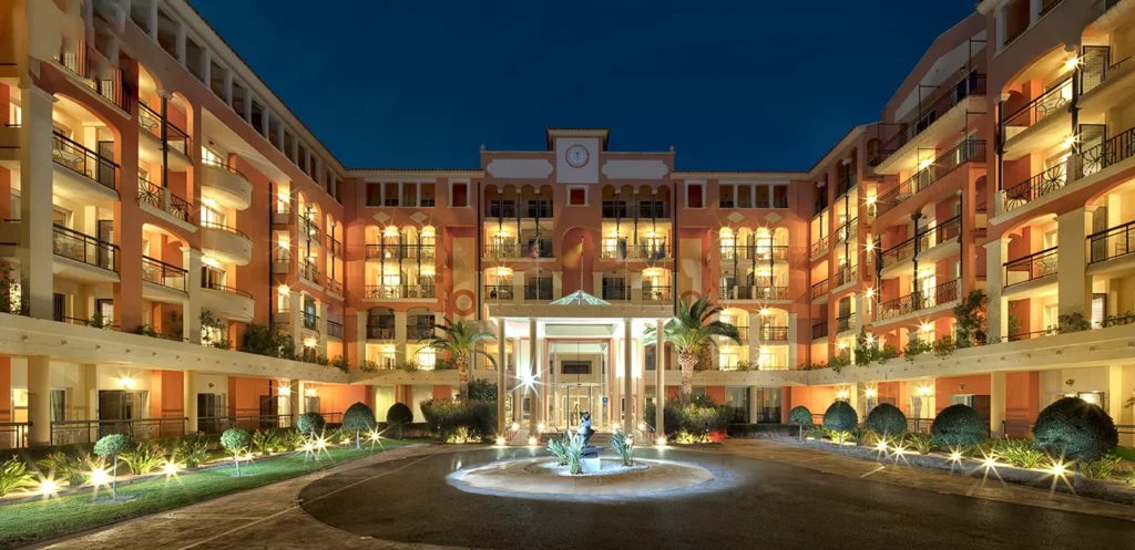 Bonalba Golf Resort erbjuder trevligt hotell utanför Alicante och ligger granne med golfbanan.