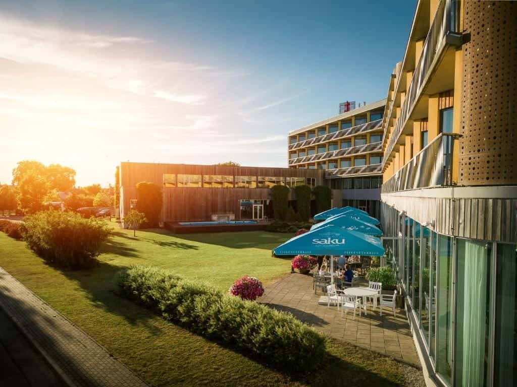 Poolområden, tennis och Spa erbjuds bl.a på Georg Ots Spa Hotel.