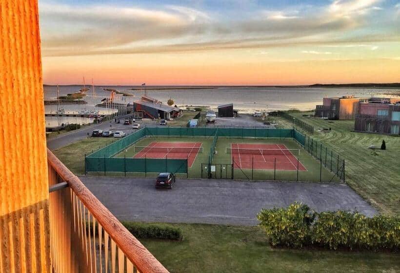 Tennis, golf och vackra omgivningar på Georg Ots Spa Hotel.