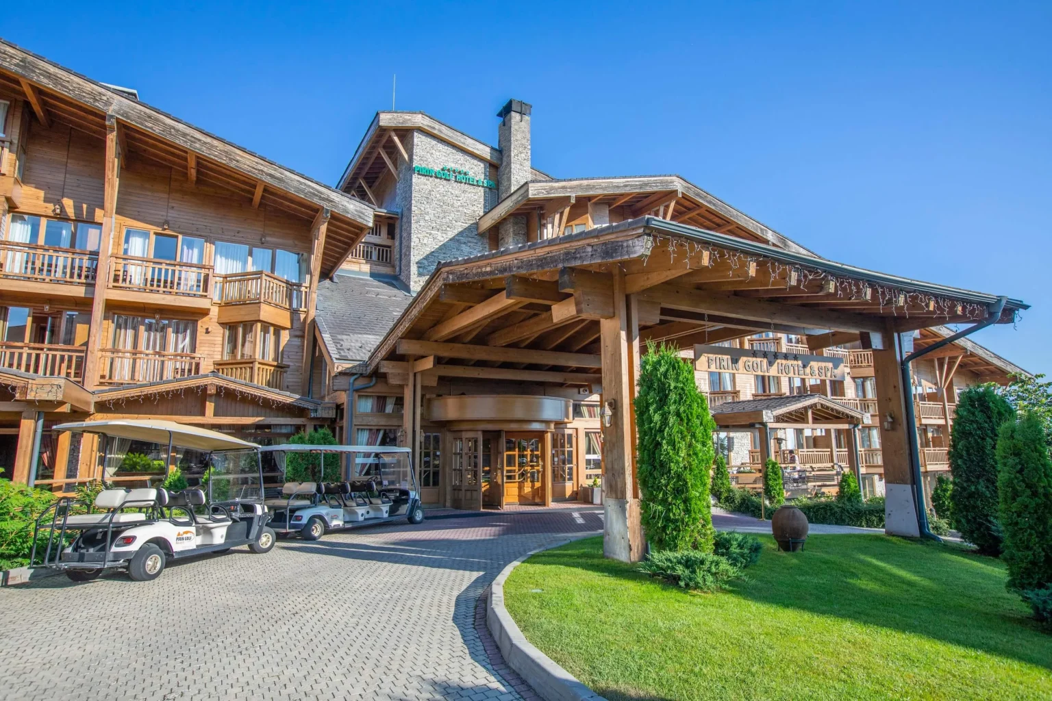 Huvudbyggnad på Pirin Golf Hotel & Spa.