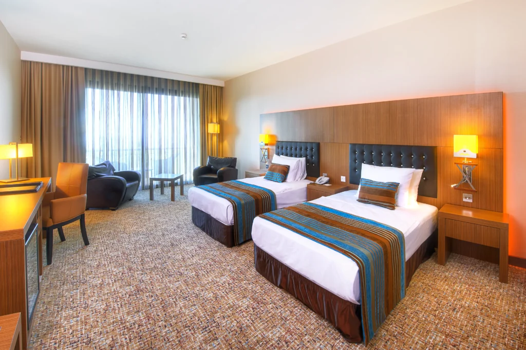 Korineum Golf & Beach Resort erbjuder trevligt boende med 86 rum och gångavstånd till första tee.