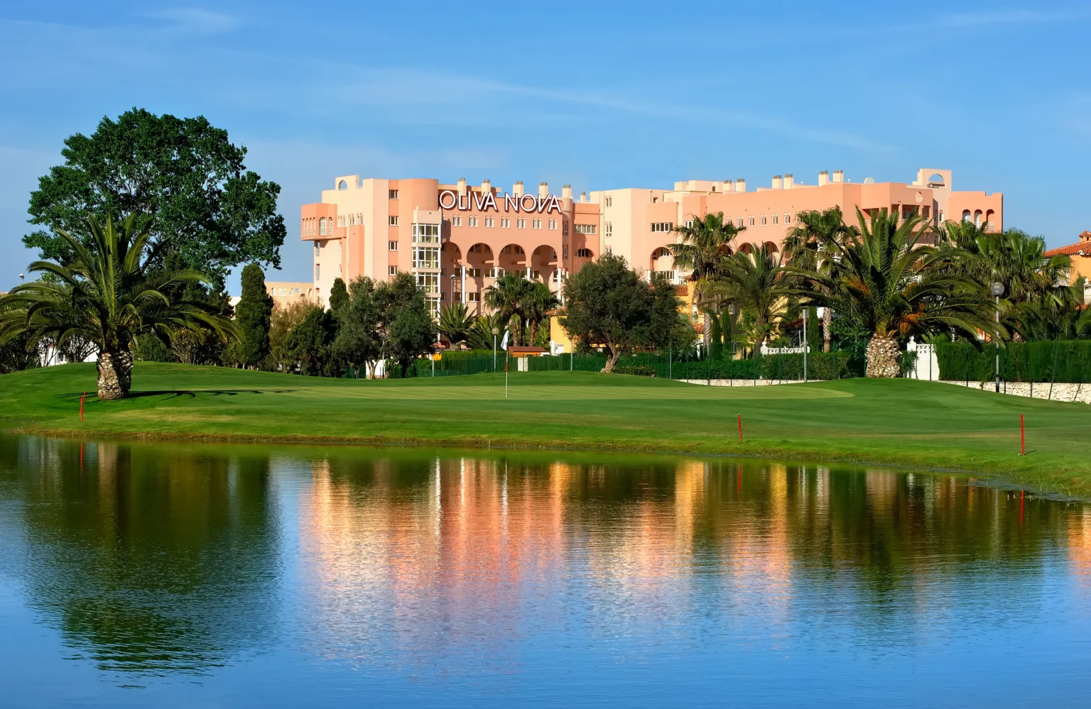 På Oliva Nova Beach & Golf Hotel har du gångavstånd till både golf och hav.