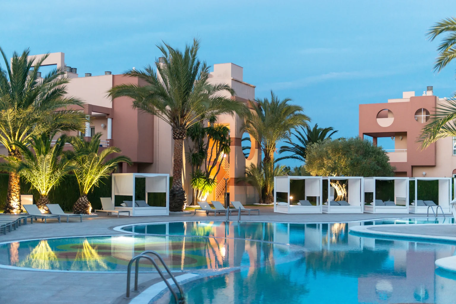 Svalkande dopp både i pool och hav på Oliva Nova Beach & Golf Hotel.