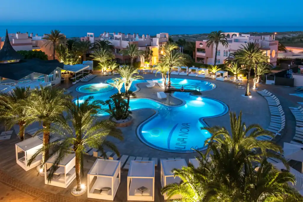 Oliva Nova Beach & Golf Hotel erbjuder rymliga och fräscha rum med närhet till både fantastisk golf och medelhavet.