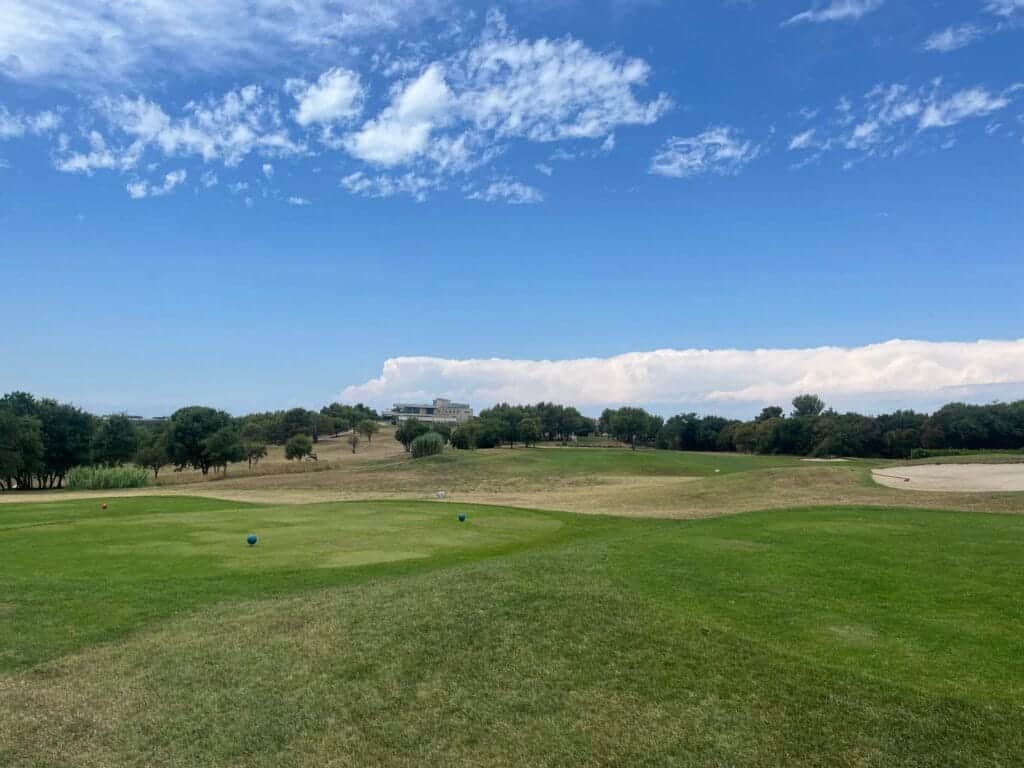 Bild tagen på PGA National Croatia o Adriatic Golf Club i Kroatien från hål 2 mot klubbhuset.
